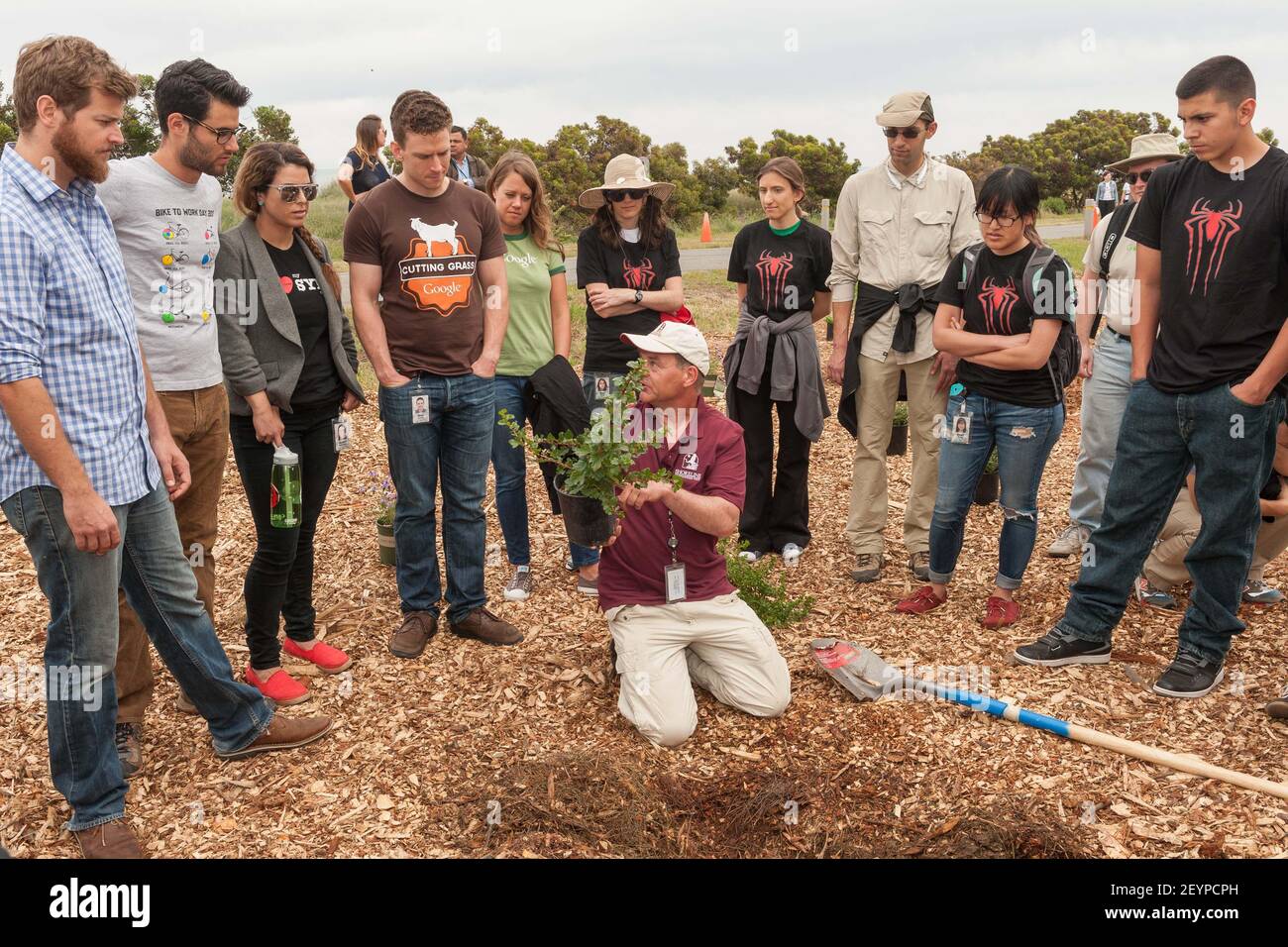 ? - Besetzung der Amazing Spider -man 2 an einem 'Be Amazing' Freiwilligenprojekt im Shoreline Park, Mountain View, CA, am 21. April 2014 teilnehmen. (Foto von Claudine Gossett/Drew Altizer/Sipa USA) Stockfoto
