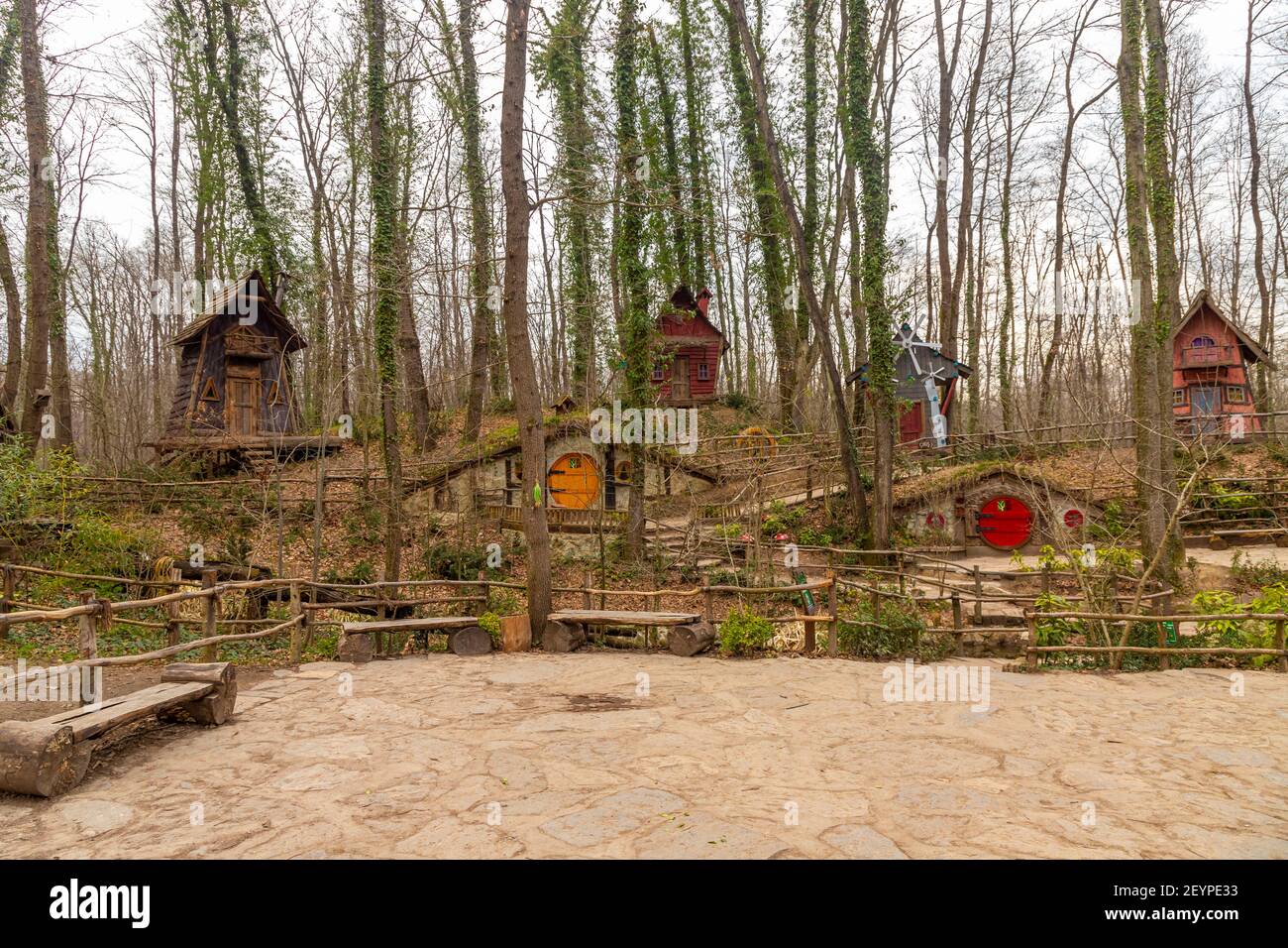 Ormanyan Izmit City Park, bunte Holzhäuser für den Tourismus inspiriert vom Film der Hobbit, März 6, Kocaeli, Türkei Stockfoto