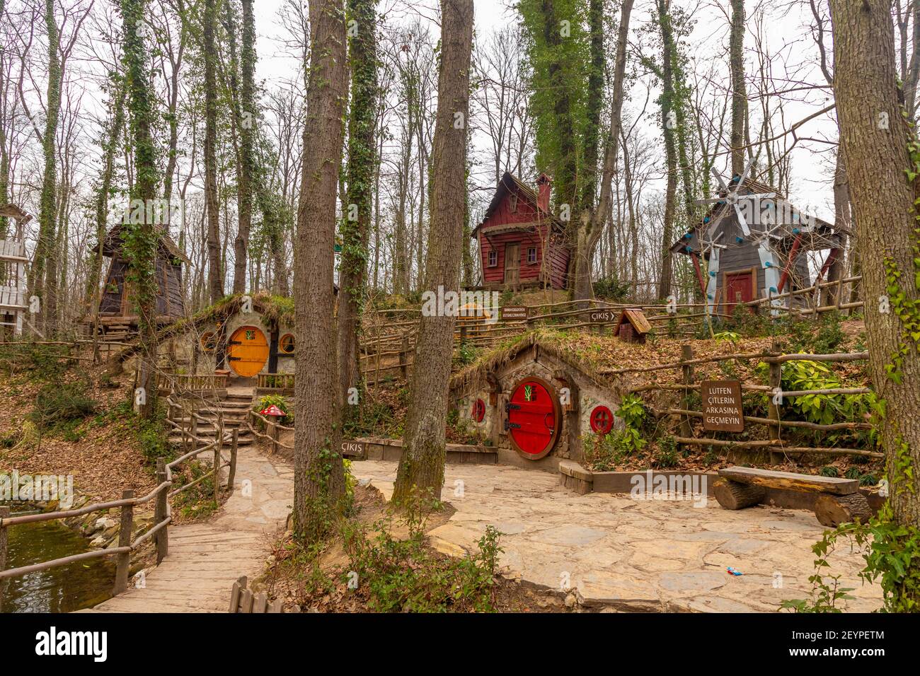 Ormanyan Izmit City Park, bunte Holzhäuser für den Tourismus inspiriert vom Film der Hobbit, März 6, Kocaeli, Türkei Stockfoto