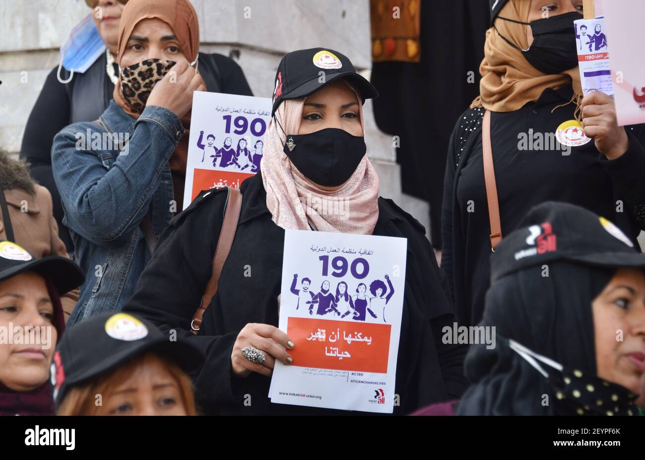 Während der Demonstration halten Demonstranten Plakate.Wiederbelebung der Aktivitäten des Internationalen Frauentages, die dem 8. März entsprechen, und um den tunesischen Staat dazu zu bewegen, die Konvention der Internationalen Arbeitsorganisation Nr. 190 zu ratifizieren, um die Gewalt an Arbeitsplätzen für einen Raum zu beseitigen, der frei von Belästigung und Gewalt gegen Frauen ist. Stockfoto