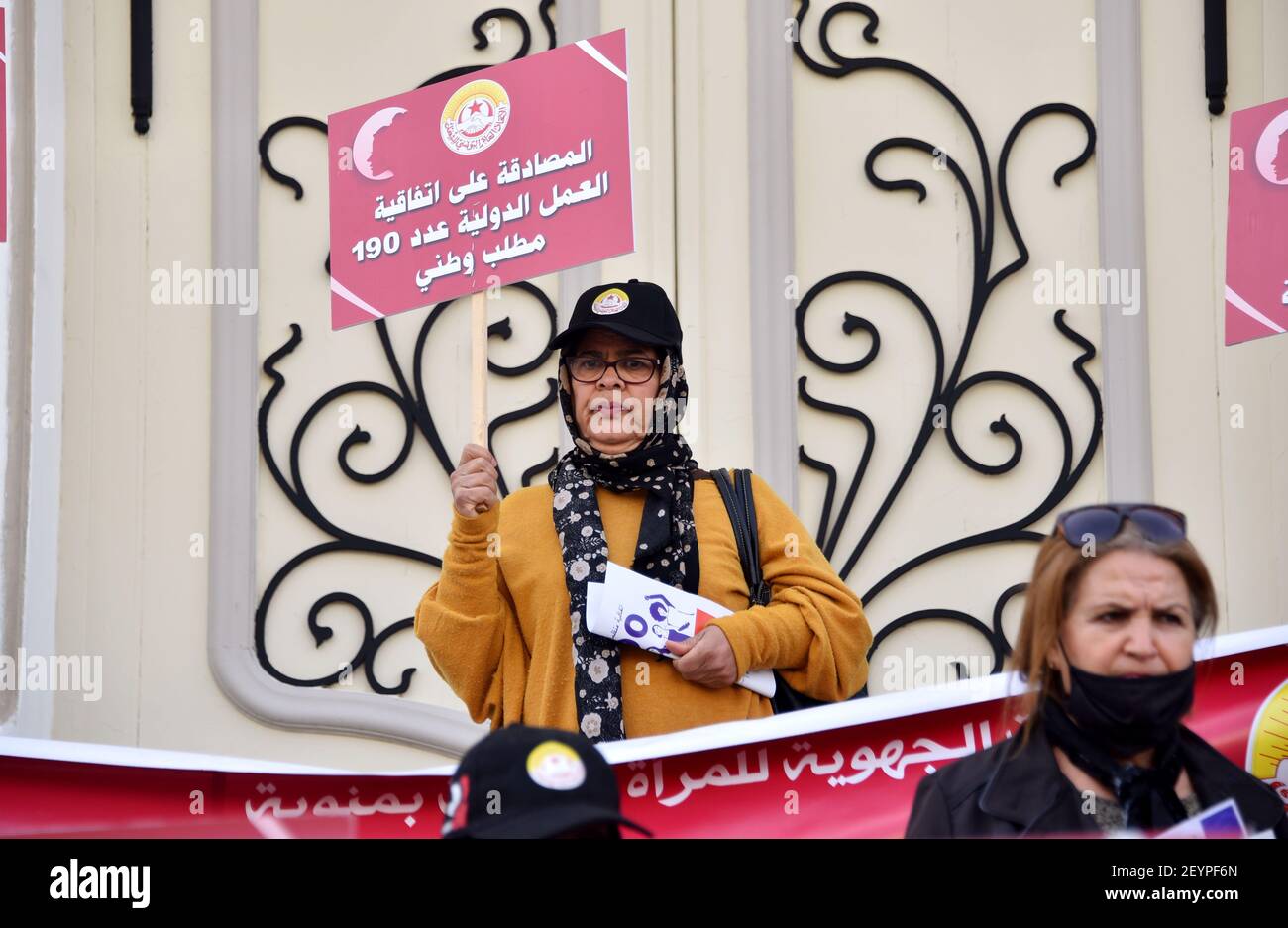 Ein Protestler hält ein Plakat während einer Demonstration.Wiederbelebung der Aktivitäten des Internationalen Frauentags entsprechend März 8, Und um den tunesischen Staat zur Ratifizierung des Übereinkommens der Internationalen Arbeitsorganisation Nr. 190 zu drängen, um Gewalt an Arbeitsplätzen für einen Raum zu beseitigen, der frei von Belästigung und Gewalt gegen Frauen ist. Stockfoto