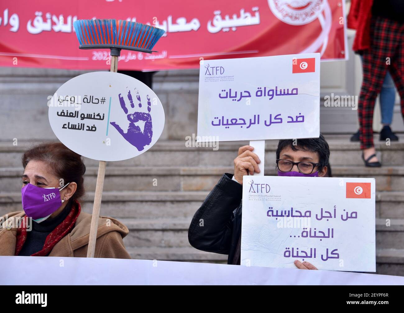 Während der Demonstration halten Demonstranten Plakate.Wiederbelebung der Aktivitäten des Internationalen Frauentages, die dem 8. März entsprechen, und um den tunesischen Staat dazu zu bewegen, die Konvention der Internationalen Arbeitsorganisation Nr. 190 zu ratifizieren, um die Gewalt an Arbeitsplätzen für einen Raum zu beseitigen, der frei von Belästigung und Gewalt gegen Frauen ist. Stockfoto