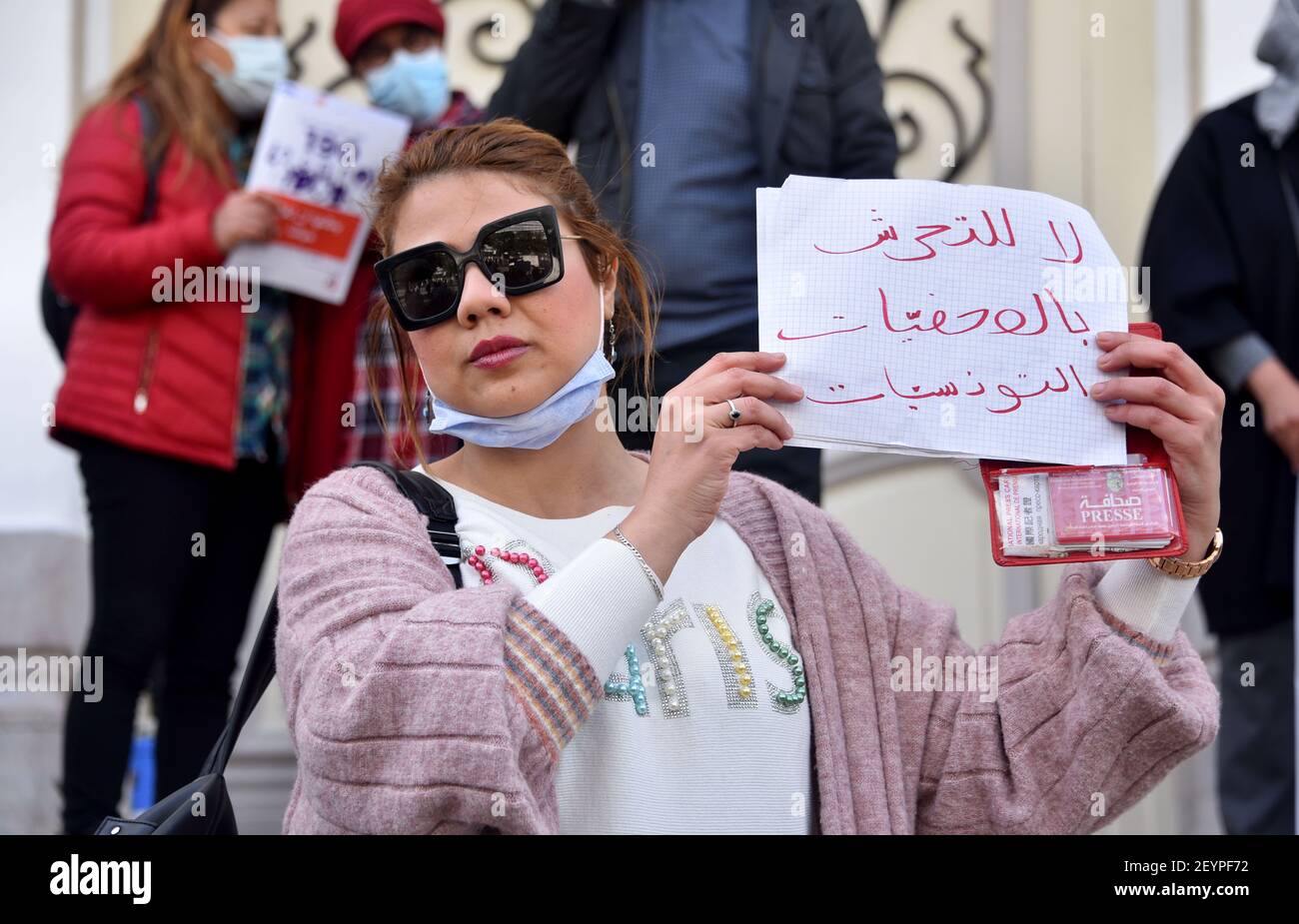 Ein Protestler hält ein Plakat mit der Aufschrift "Nein" zur Belästigung tunesischer Journalistinnen während der Demonstration.Wiederbelebung der Aktivitäten des Internationalen Frauentags entsprechend dem 8. März, Und um den tunesischen Staat zur Ratifizierung des Übereinkommens der Internationalen Arbeitsorganisation Nr. 190 zu drängen, um Gewalt an Arbeitsplätzen für einen Raum zu beseitigen, der frei von Belästigung und Gewalt gegen Frauen ist. Stockfoto