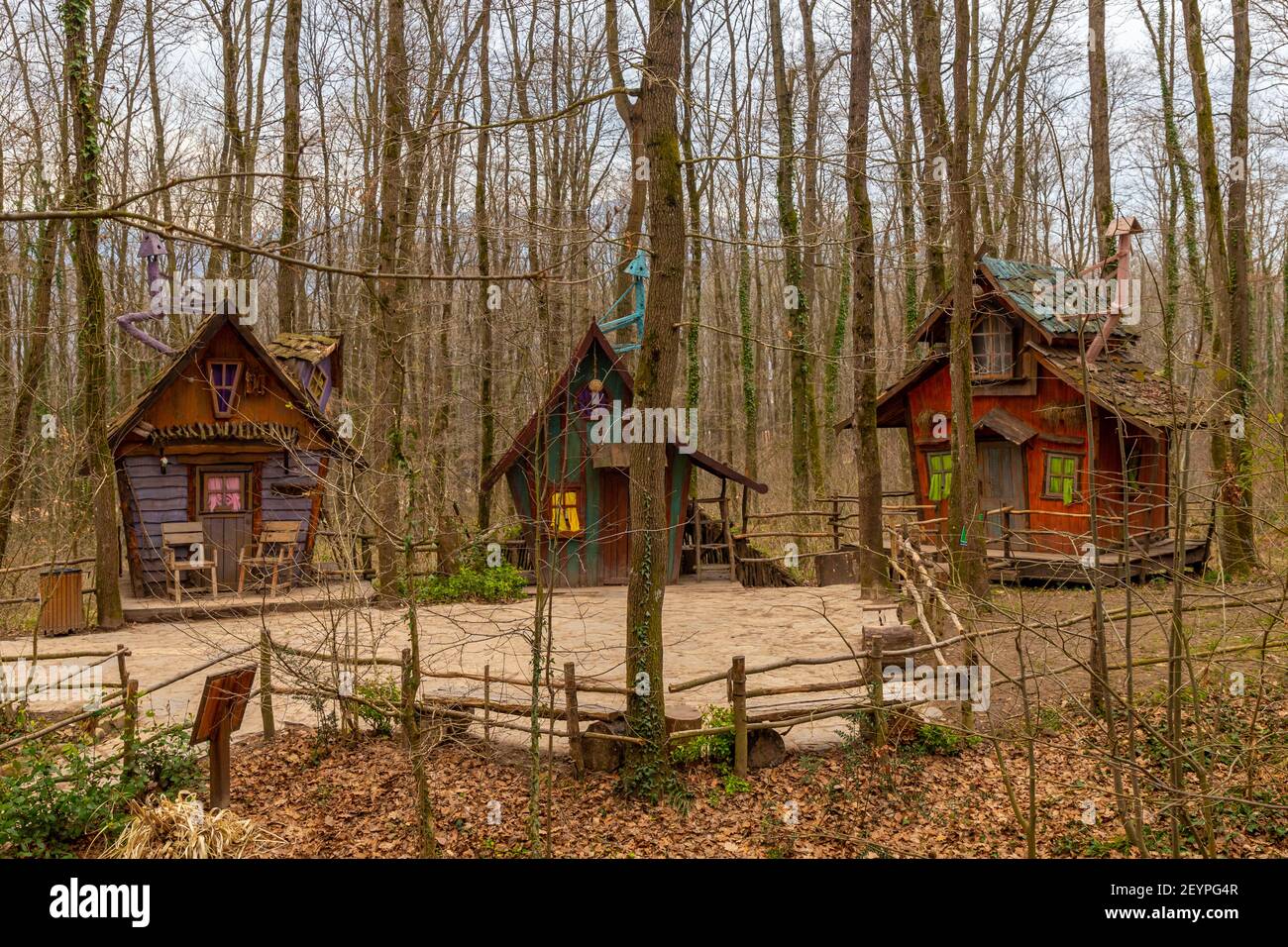 Ormanyan Izmit City Park, bunte Holzhäuser für den Tourismus inspiriert vom Film der Hobbit, März 6, Kocaeli, Türkei Stockfoto