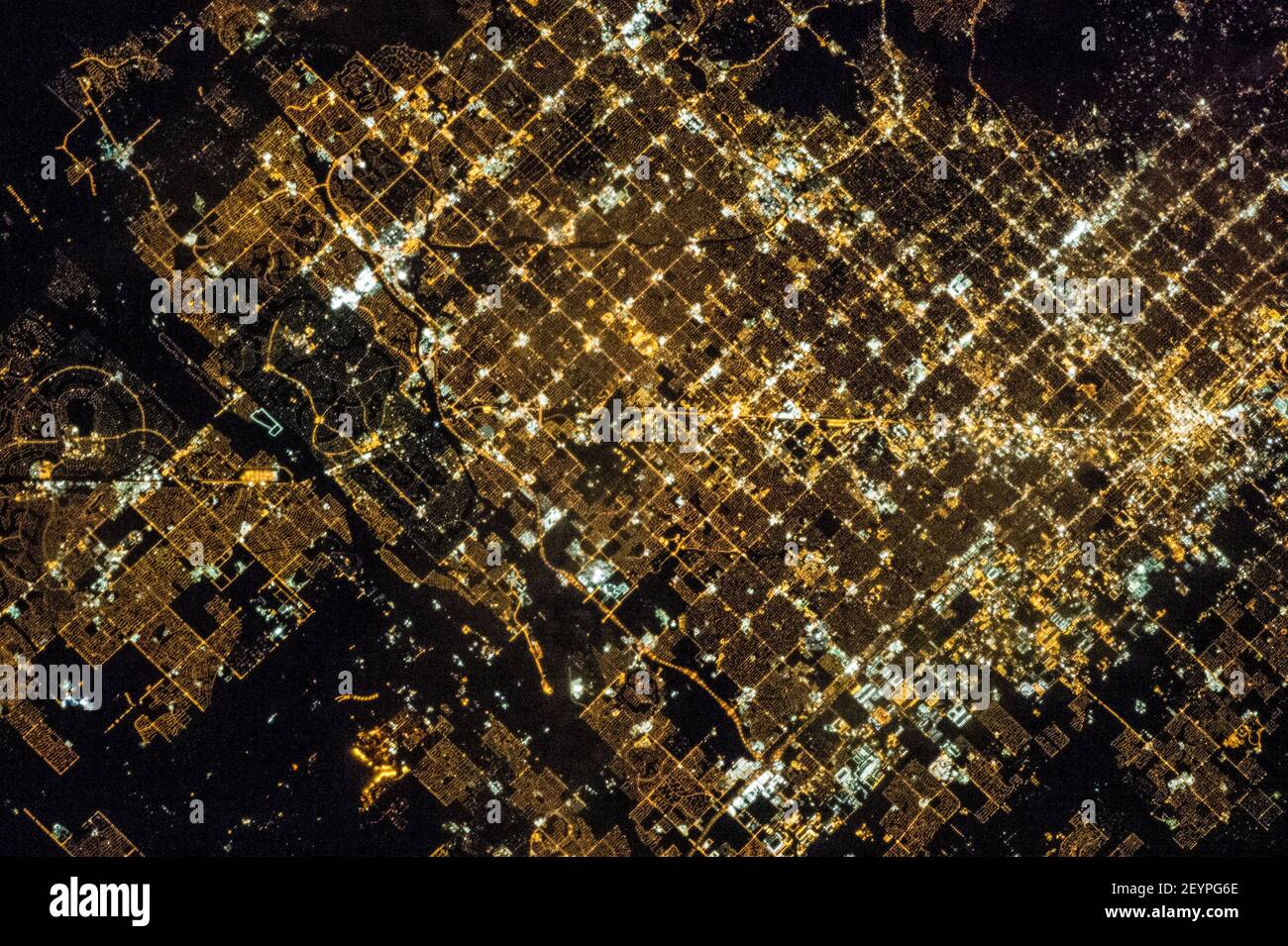 Eines der Crew-Mitglieder der Expedition 35 auf der Internationalen Raumstation verwendete eine Standkamera mit einem 400 Millimeter Objektiv, um dieses nächtliche Bild der Gegend von Phoenix, Arizona, am 16. März 2013 aufzunehmen. Wie viele große städtische Gebiete der zentralen und westlichen Vereinigten Staaten, ist die Phoenix Metropolregion entlang eines regelmäßigen Netzes von Stadtblöcken und Straßen angelegt. Während des Tages sichtbar, ist dieses Raster am deutlichsten in der Nacht, wenn das Muster der Straßenbeleuchtung ist deutlich sichtbar von oben -- im Falle dieses Fotos, aus dem niedrigen Erdumlaufpunkt der Internationalen Raumstation Stockfoto