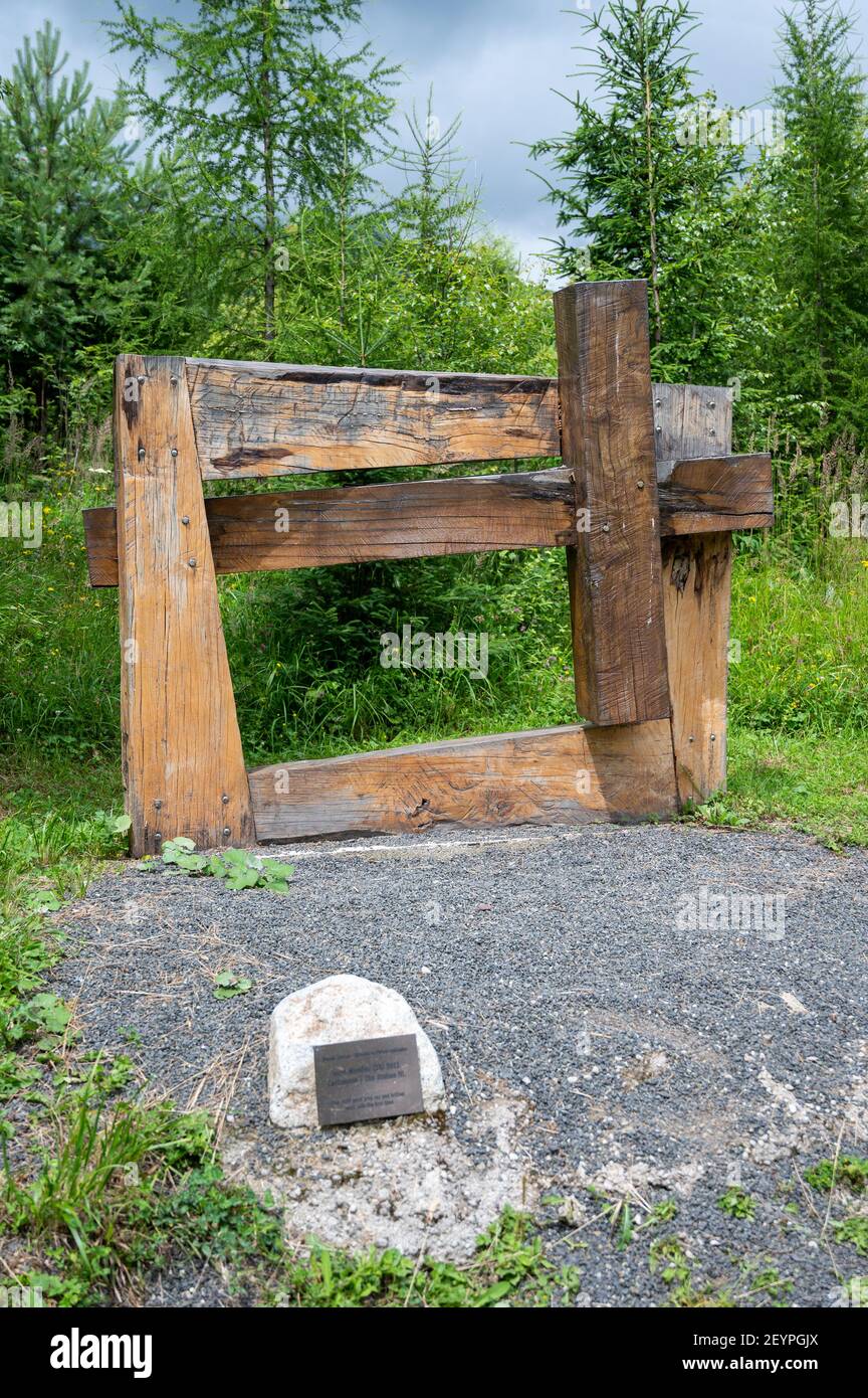 Station III des Kreuzweges: Jesus fällt zum ersten Mal. Kalvária na Peknú vyhliadku in Starý Smokovec, Slowakei. 2020/07/27. Stockfoto