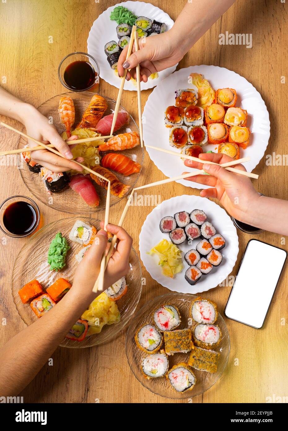 Fünf Sterne für Lieferung asiatische Sushi-Rollen auf Modell Smartphone-Bildschirm. Antrag auf Bestellung und Lieferung von Lebensmitteln über ein Mobiltelefon. Japanisch Stockfoto