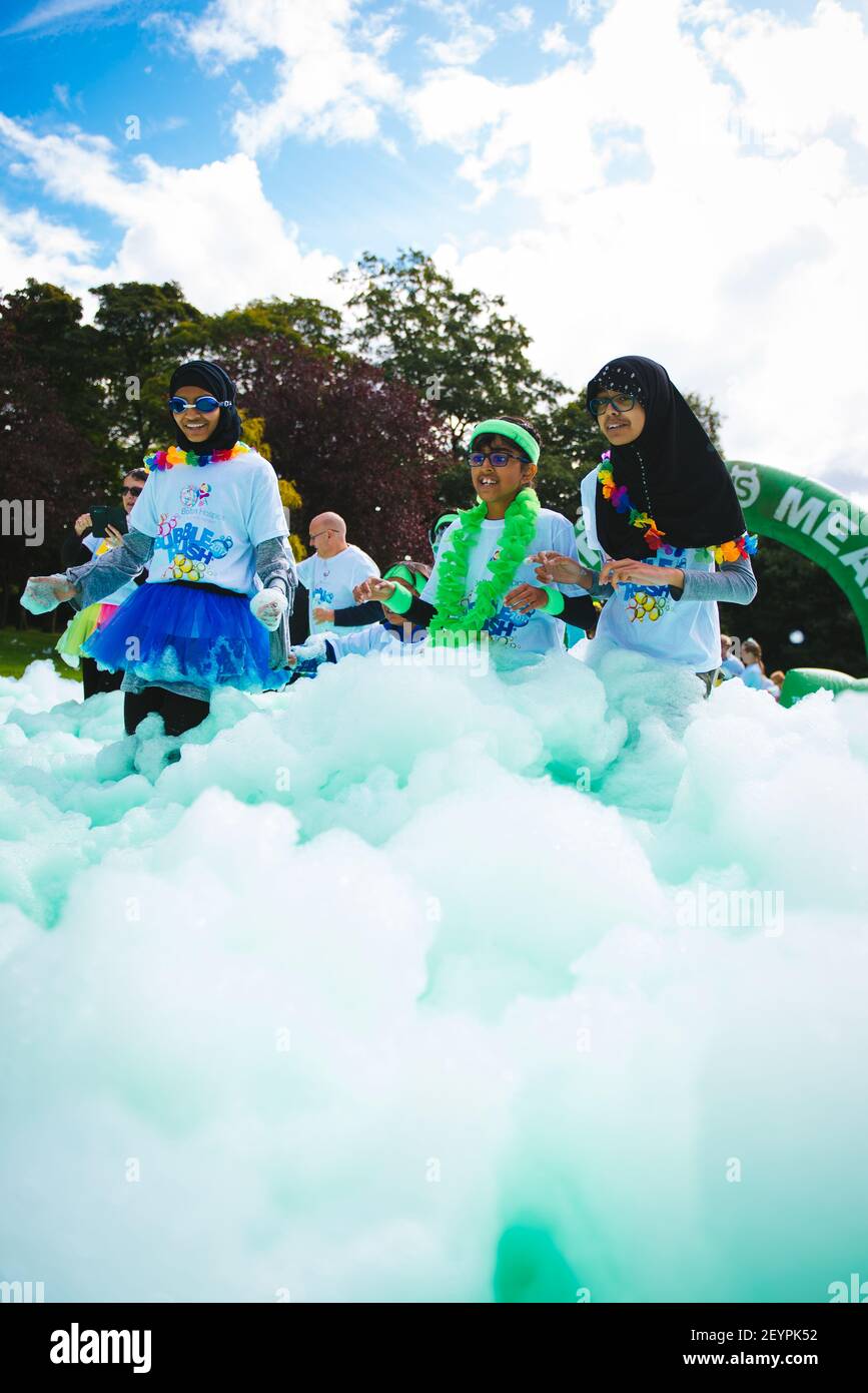 BOLTON, VEREINIGTES KÖNIGREICH - Jul 14, 2018: Eine Auswahl an Veranstaltungen Fotos vom BubbleRush Charity Foam Party Rennen für Bolton Hospiz mit Runners Racing Stockfoto