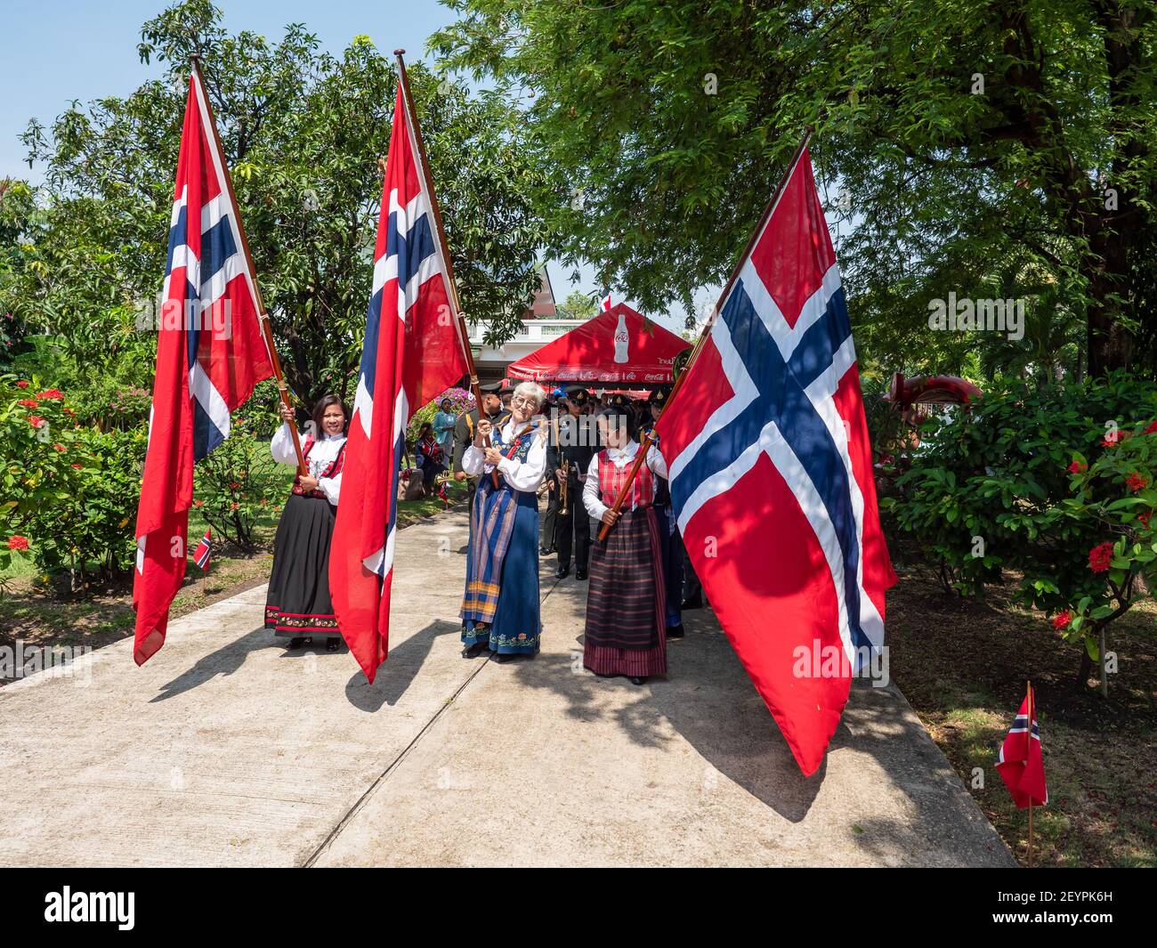 Norweger mit thailändischen Freunden, Ehepartnern und Kindern feiern ihren Nationalfeiertag, den Tag der Verfassung, am 17th. Mai 2019 beim norwegischen Botschafter Stockfoto
