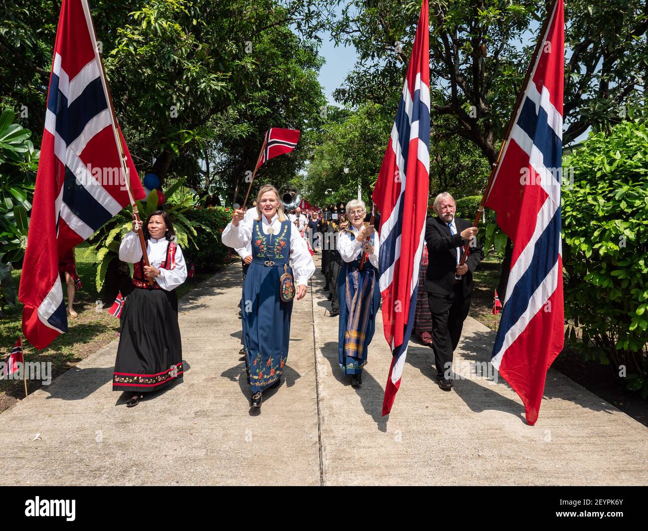 Norweger mit thailändischen Freunden, Ehepartnern und Kindern feiern ihren Nationalfeiertag, den Tag der Verfassung, am 17th. Mai 2019 beim norwegischen Botschafter Stockfoto