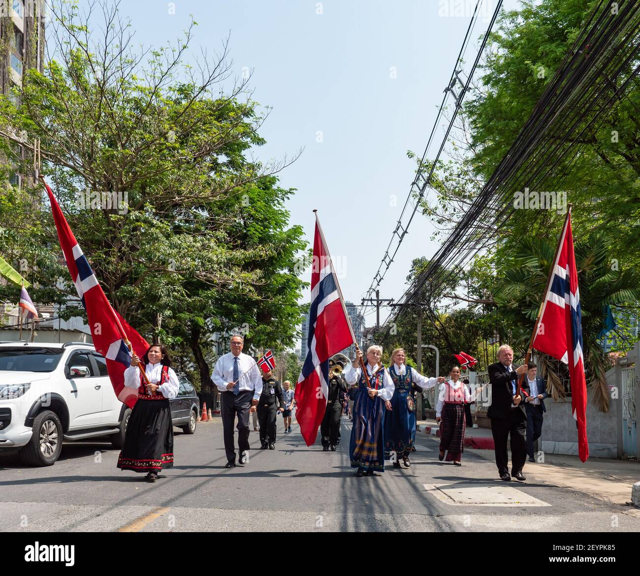 Norweger mit thailändischen Freunden, Ehepartnern und Kindern feiern ihren Nationalfeiertag, den Tag der Verfassung, am 17th. Mai 2019 in der Straße vor dem N Stockfoto