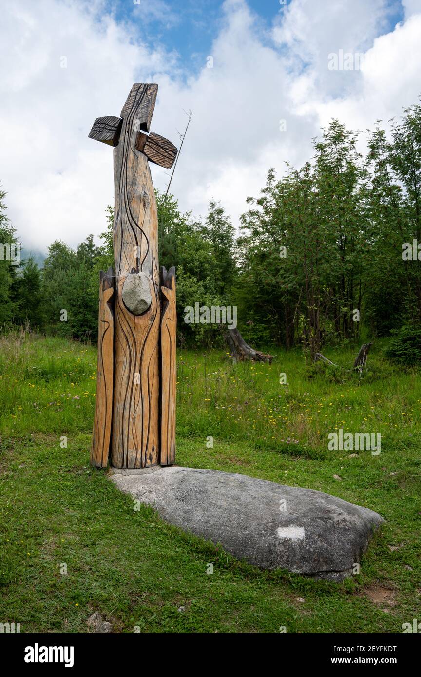 Station V des Kreuzweges: Simon von Kyrene hilft Jesus das Kreuz zu tragen. Kalvária na Peknú vyhliadk, Starý Smokovec, Slowakei. 2020-07-27. Stockfoto