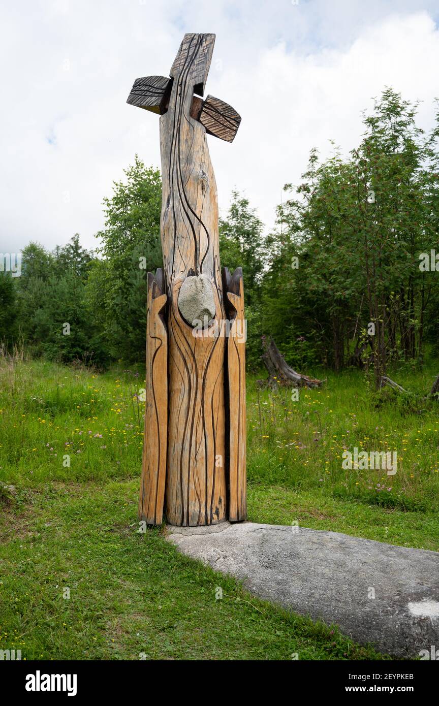 Station V des Kreuzweges: Simon von Kyrene hilft Jesus das Kreuz zu tragen. Kalvária na Peknú vyhliadk, Starý Smokovec, Slowakei. 2020-07-27. Stockfoto