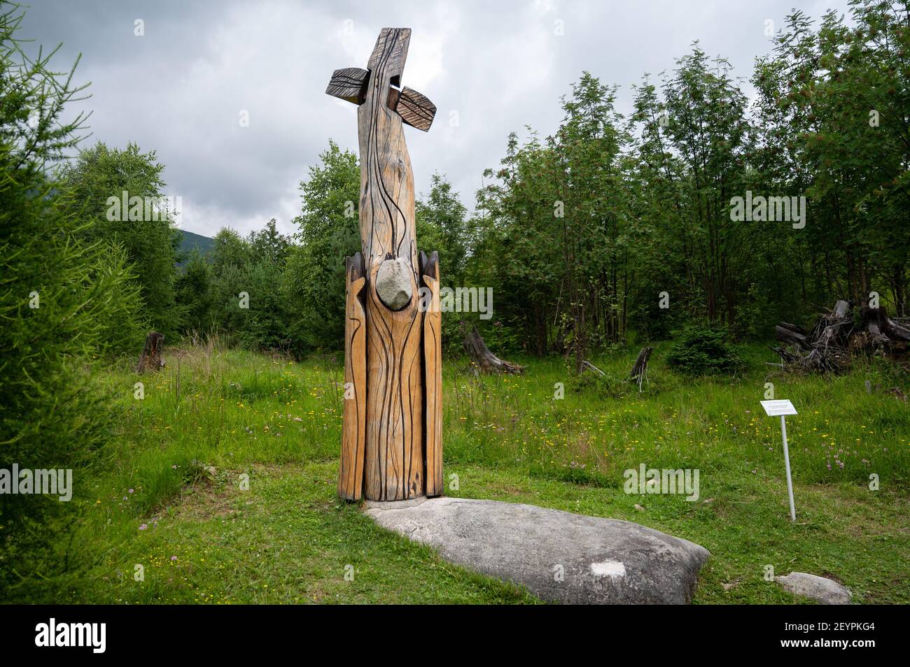 Station V des Kreuzweges: Simon von Kyrene hilft Jesus das Kreuz zu tragen. Kalvária na Peknú vyhliadk, Starý Smokovec, Slowakei. 2020-07-27. Stockfoto