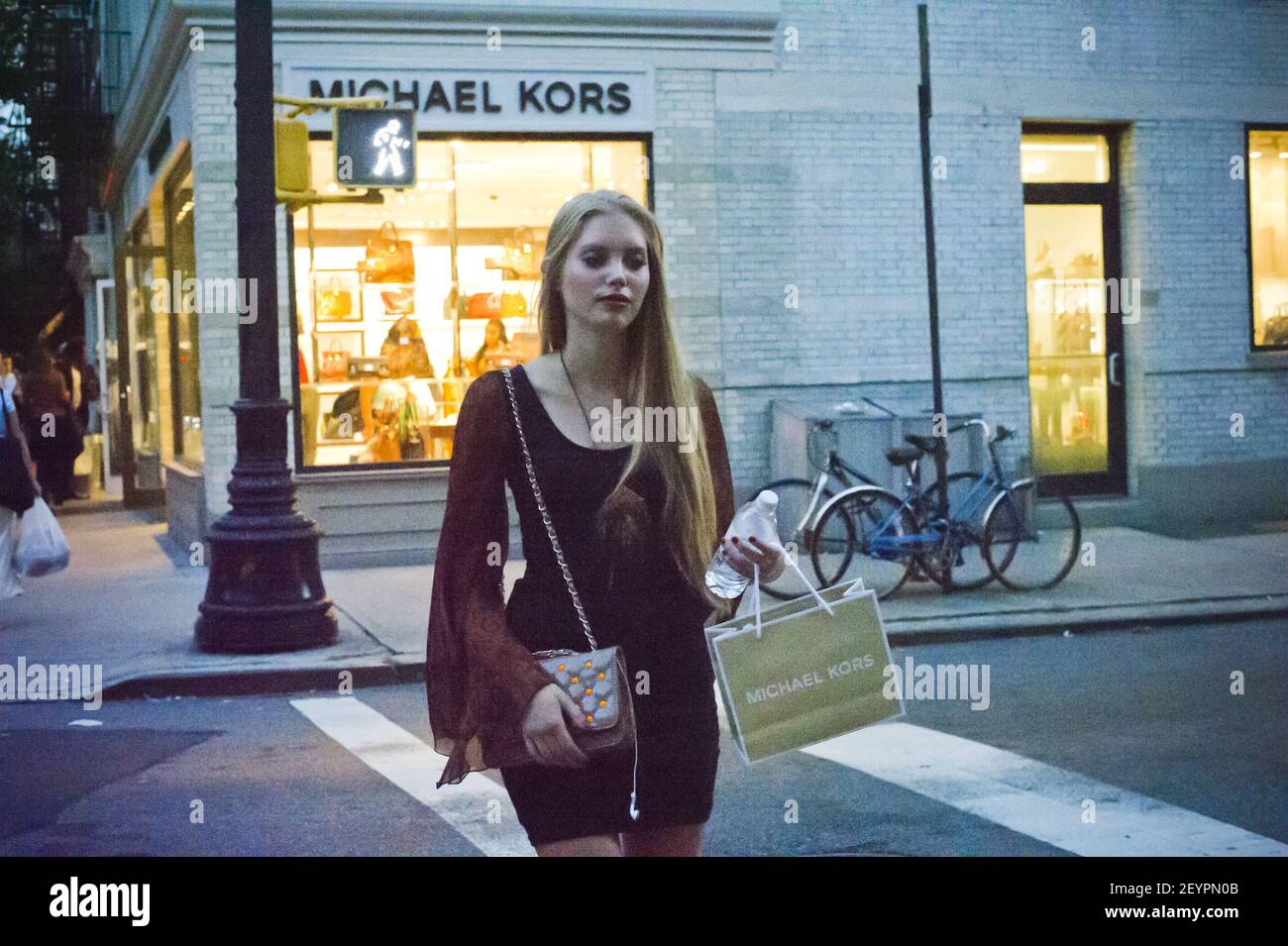Ein Shopper mit ihrem Michael Kors Kauf in der Bleecker Street in Greenwich  Village in New York am Donnerstag, 6. September 2012. Nachdem Michael Kors  ein schlechtes Quartal gemeldet hatte, in dem