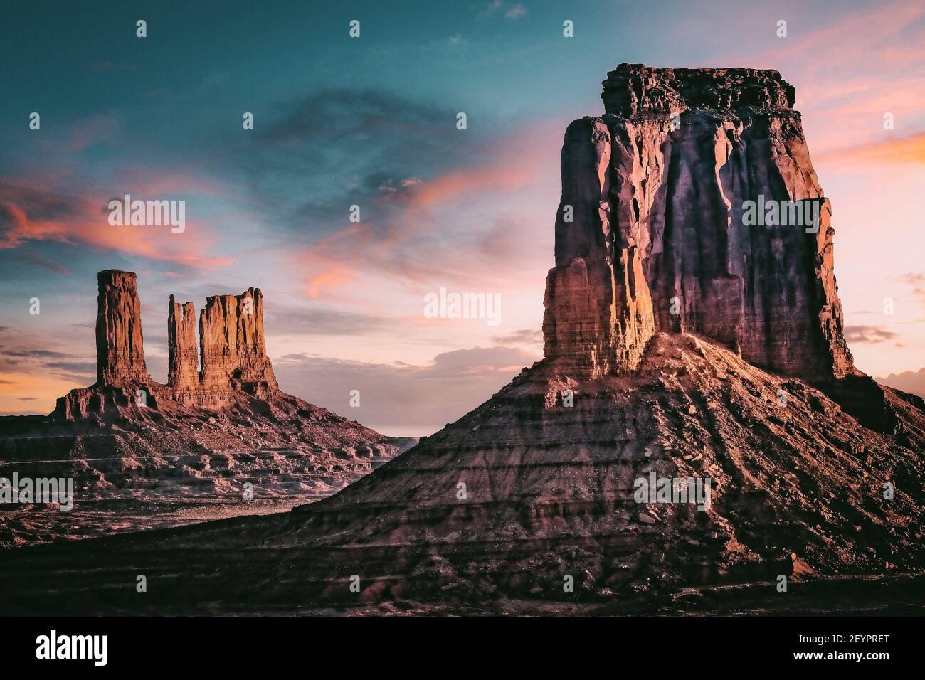 Die West Mitten und Castle Butte in Monument Valley, Navajo Nation, Arizona/Utah. Stockfoto