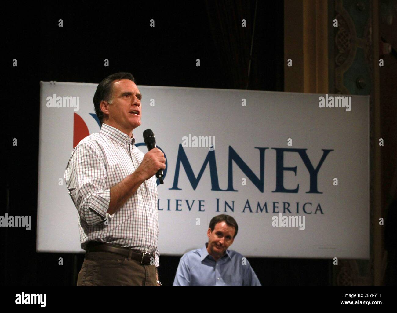 8. Januar 2012 - Rochester, New Hampshire- republikanischer Präsidentschaftskandidat Mitt Romney, ehemaliger republikanischer Präsidentschaftskandidat und ehemaliger Gouverneur von Minnesota Tim Powlenty hinter ihm, im Rochester Opera House während eines Stadttreffens, zwei Tage vor dem New Hampshire republikanischen Präsidentenprimär entschieden wird. Foto: Vincent DeWitt/Sipa USA Stockfoto