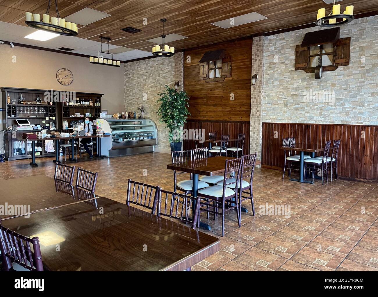 FRESNO, USA - Jan 15, 2021: Inside Noahs Ark Restaurant, das leer ist die Besitzerin sitzt an ihrer Kasse mit einer Gesichtsmaske während COVID 19 in Stockfoto