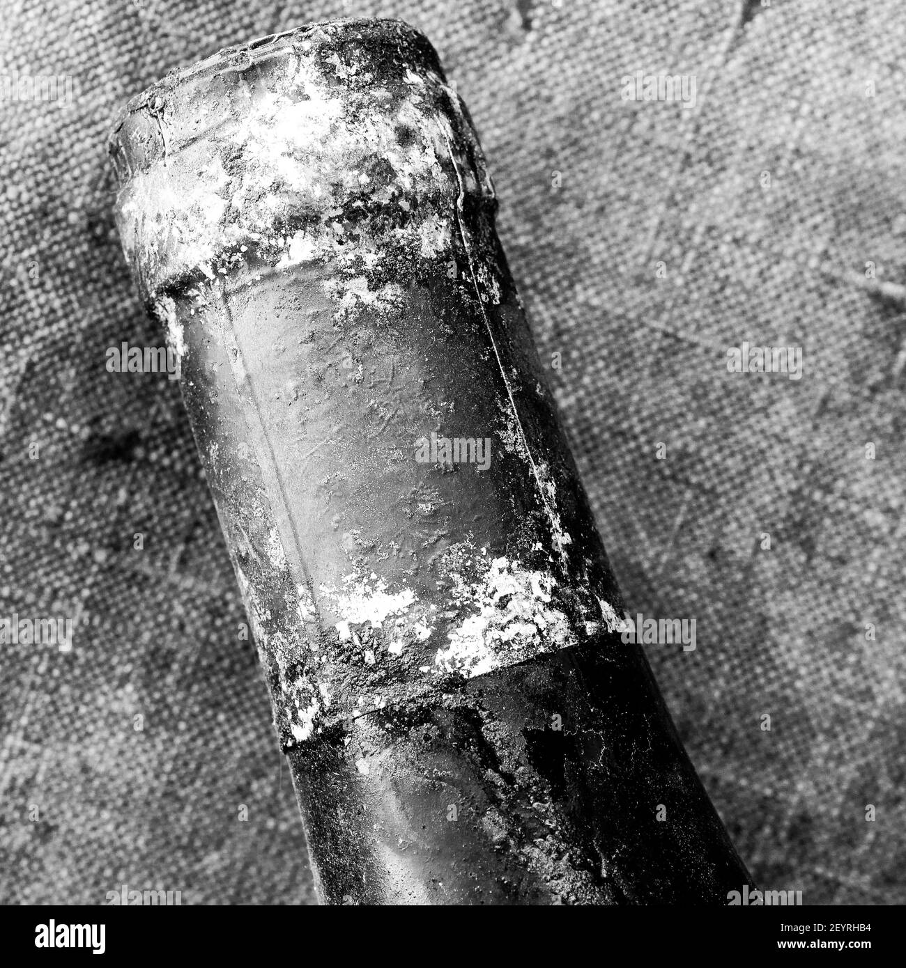 Beschädigte Metallkappe einer alten Rotweinflasche, Lyon, Frankreich Stockfoto