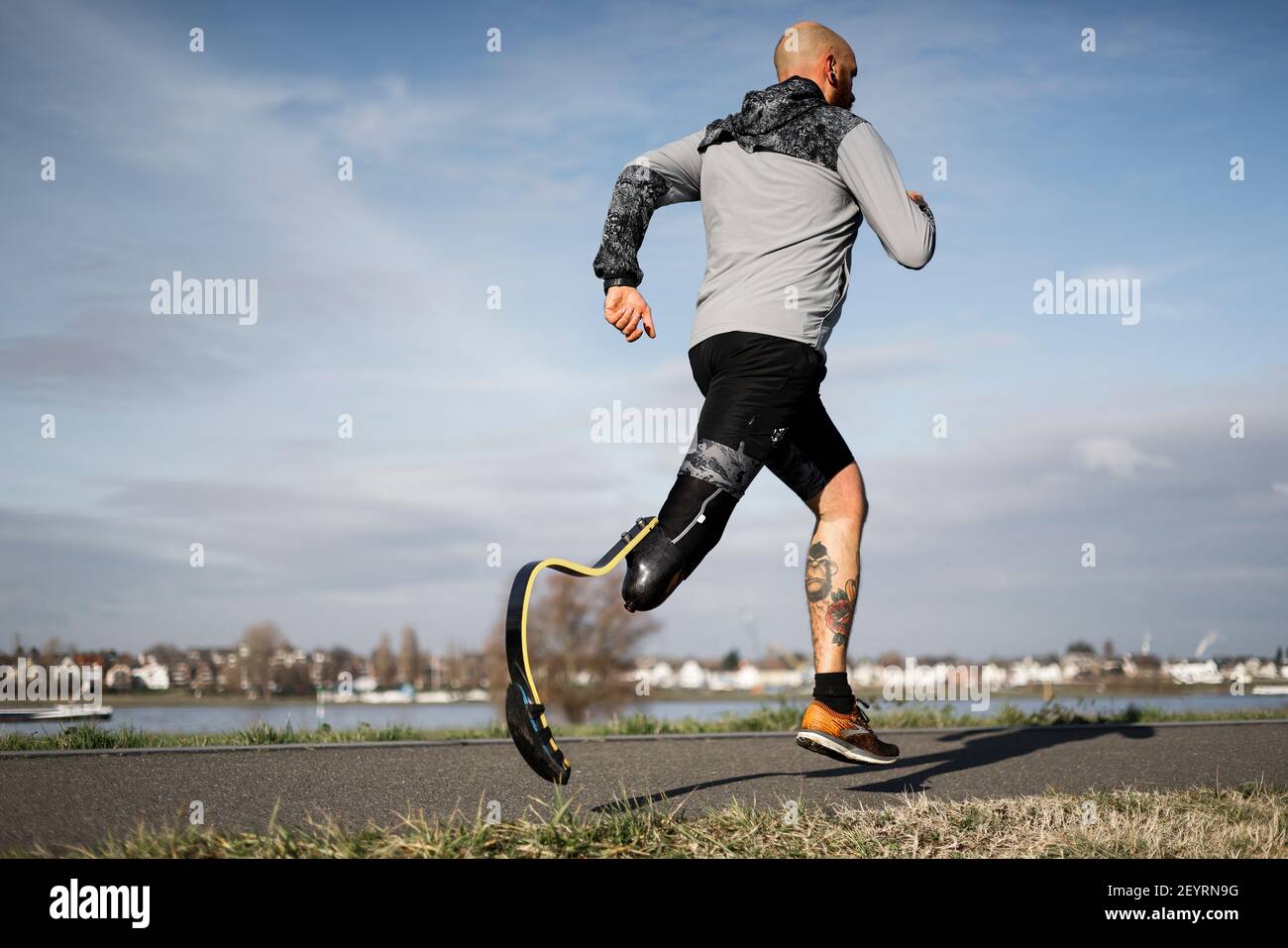 Training mit Sportprothese durchführen Stockfoto