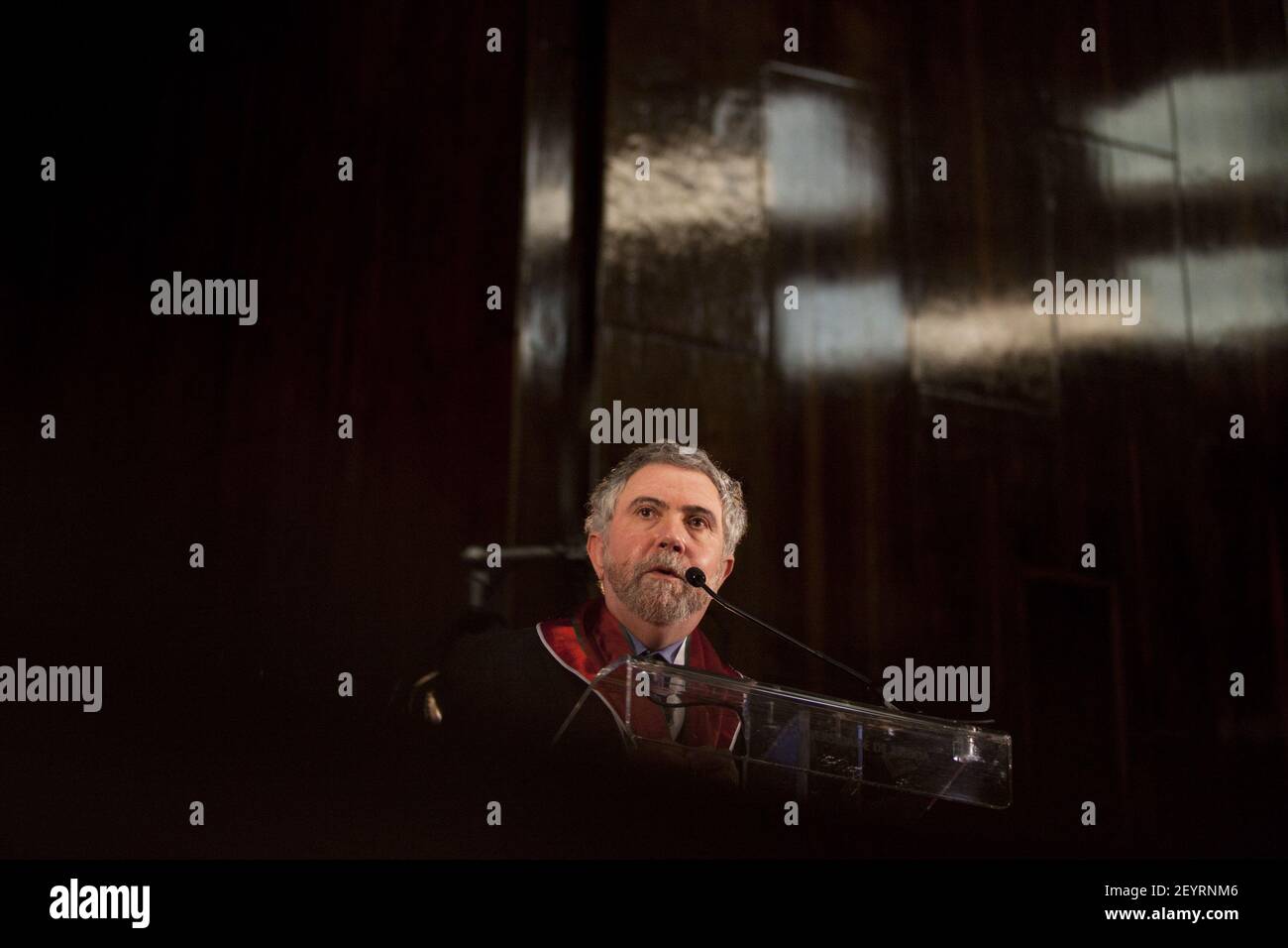 27. Februar 2012 - Lissabon, Portugal - die Rektoren von drei portugiesischen Universitäten â € "Universidade de Lisboa, Tecnica de Lisboa und Nova de Lisboa, Verliehen dem amerikanischen Ökonomen und Nobelpreis Paul Krugman in einer Zeremonie in der Aula Magna des Rektorats der Universidade de Lisboa den Doktor Honoris Causa. Der Doktor Honoris Causa Zeremonie wurde von einer Konferenz durch den Preisträger auf â € œEconomics in der Crisisâ € gefolgt. Foto: Pedro Nunes/Sipa USA Stockfoto