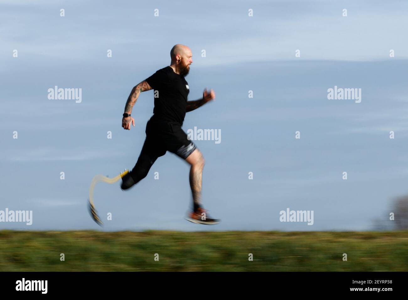 Training mit Sportprothese durchführen Stockfoto