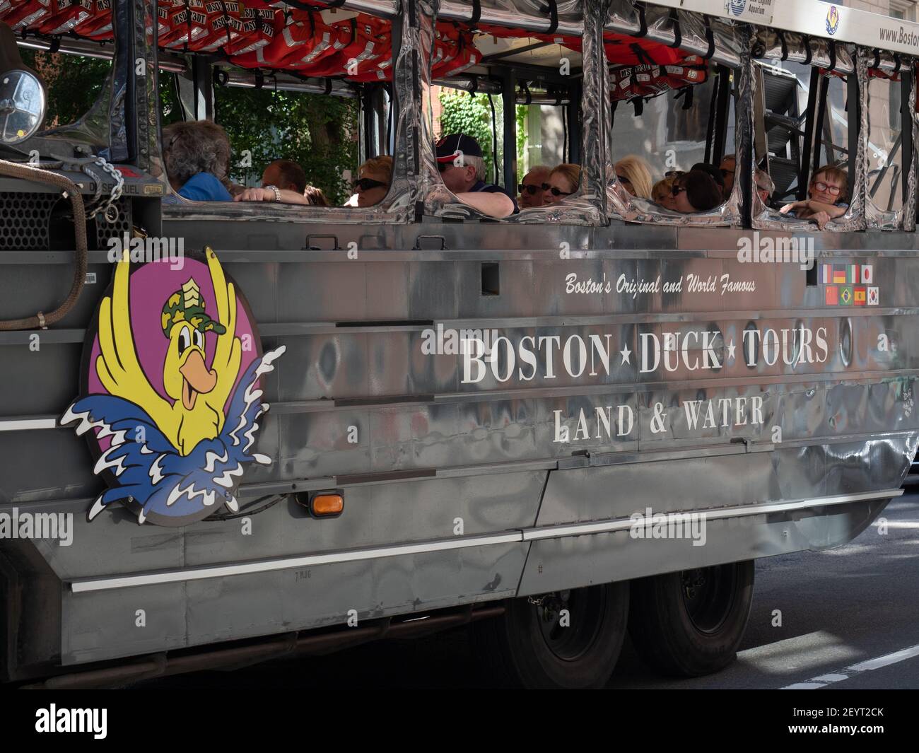 Bild eines Amphibienfahrzeugs von Boston Duck Tours, das Touristen in der Innenstadt von Boston umherfährt. Stockfoto