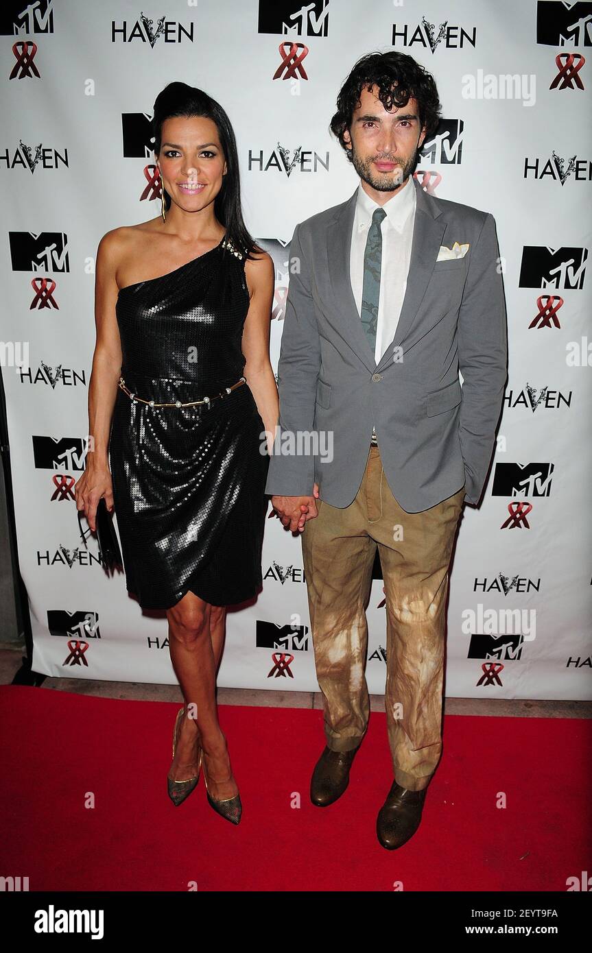 12. April 2012 - Candela Ferro und Khotan Fernandez besuchen MTV Staying Alive Team Fundraising Event für AIDS Walk Miami in der Haven Gastro-Lounge am 12. April 2012 in Miami Beach, Florida. Foto: JL/Sipa USA Stockfoto