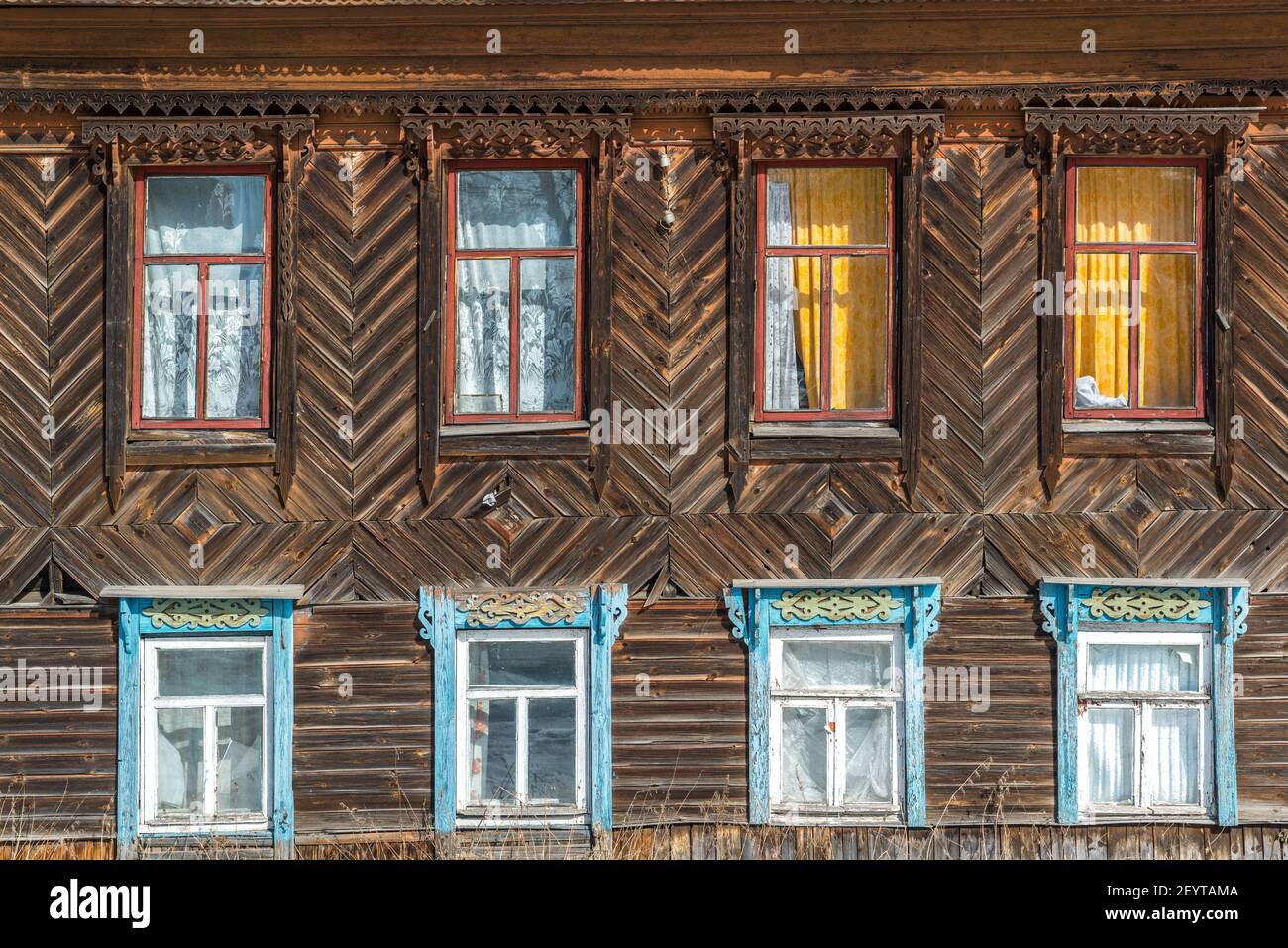 Geschnitzte Fenster in alten russischen Holz Landhaus Stockfoto