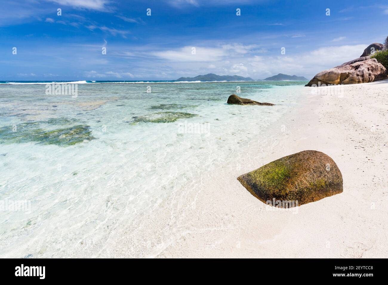 Ein kleiner abgeschiedener Strand in der Nähe von Anse Source D'Argent in La Digue, Seychellen Stockfoto