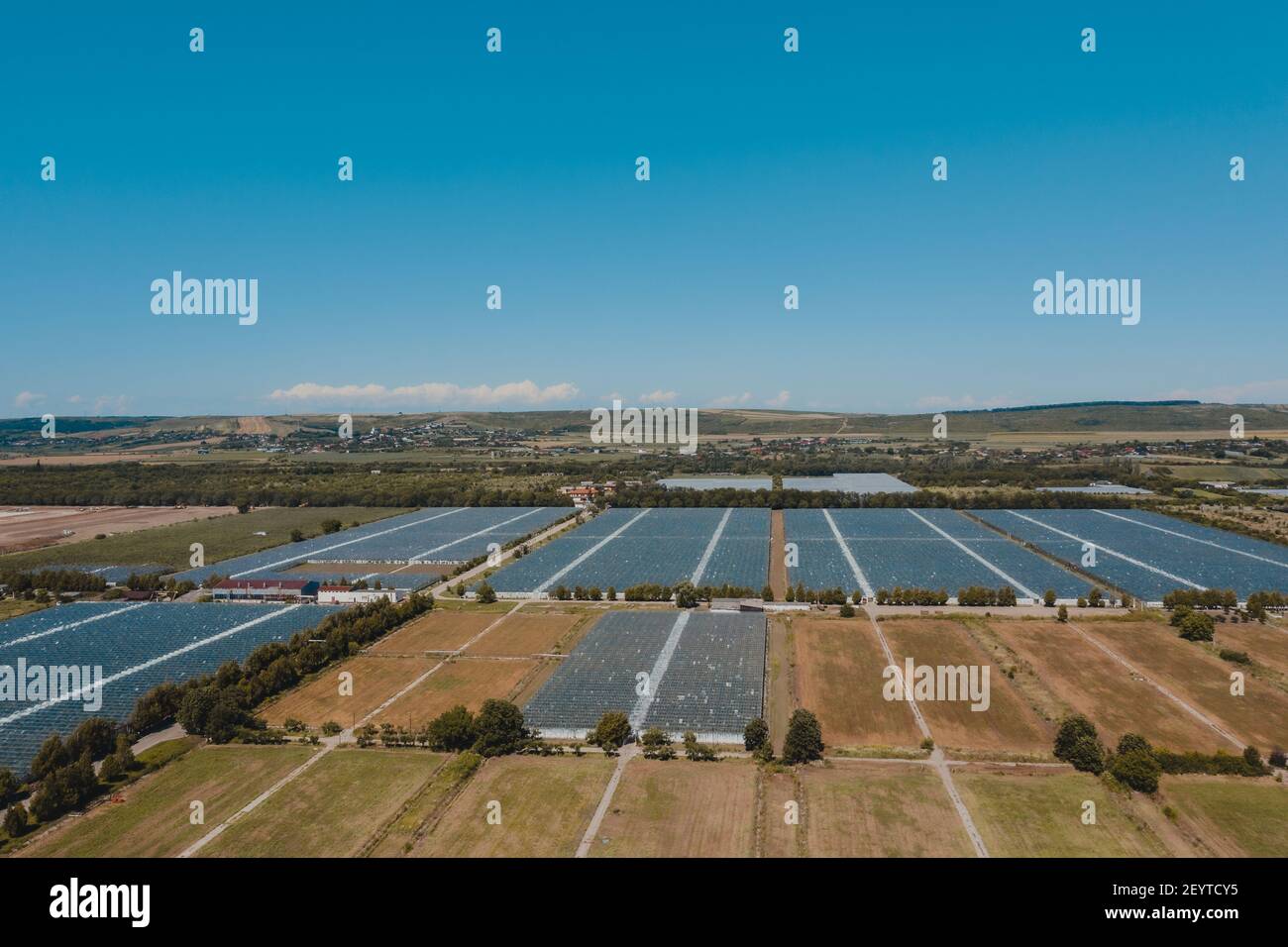 Luftaufnahme der Gewächshausanlage von oben. Agrarwirtschaft, ganzjährige Klimakontrolle und Ertrag, Innenanbau, Wärmerückgewinnung, Stromverbrauch und ökologischer Plan Stockfoto