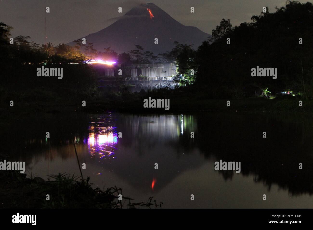 Lava fließt aus dem Krater des indonesischen Mount Merapi, gesehen von der touristischen Website von Grojogan Watu Purbo in Sleman Regency, Yogyakarta am 6. März 2021. Mount Merapi ist Indonesiens aktivster Vulkan. (Foto von Devi Rahman / INA Photo Agency / Sipa USA) Stockfoto