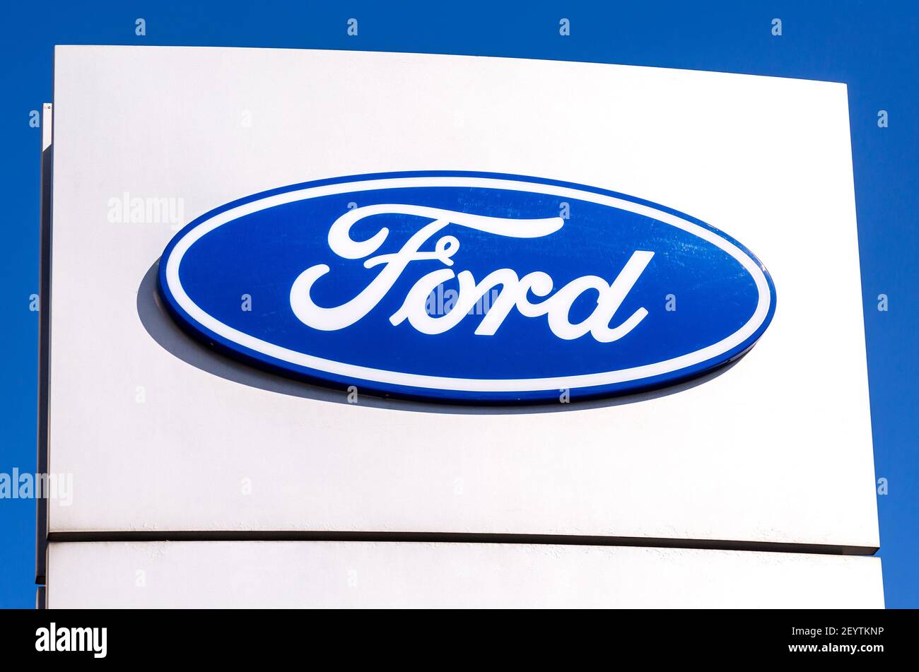 Sankt Petersburg, Russland - 10. August 2018: Ford dealership Zeichen gegen ein blauer Himmel Stockfoto
