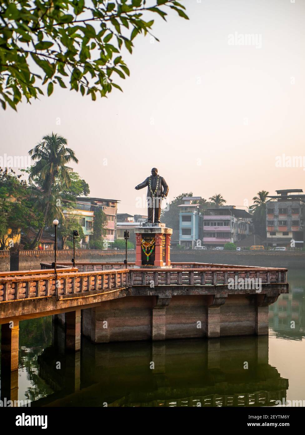 Mahad, Indien, Dezember 26,2020 : Statue von Dr. Ambedkar in Chavdar Tale, einem Ort, an dem Revolution stattfand, um Unberührbaren zu erlauben, Wasser in einer pu zu verwenden Stockfoto