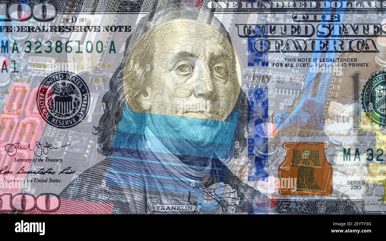 Bitcoin und elektronische Computerkomponenten sind durch den 100 US-Dollar sichtbar. Geschäftskonzept des digitalen Geldes Stockfoto