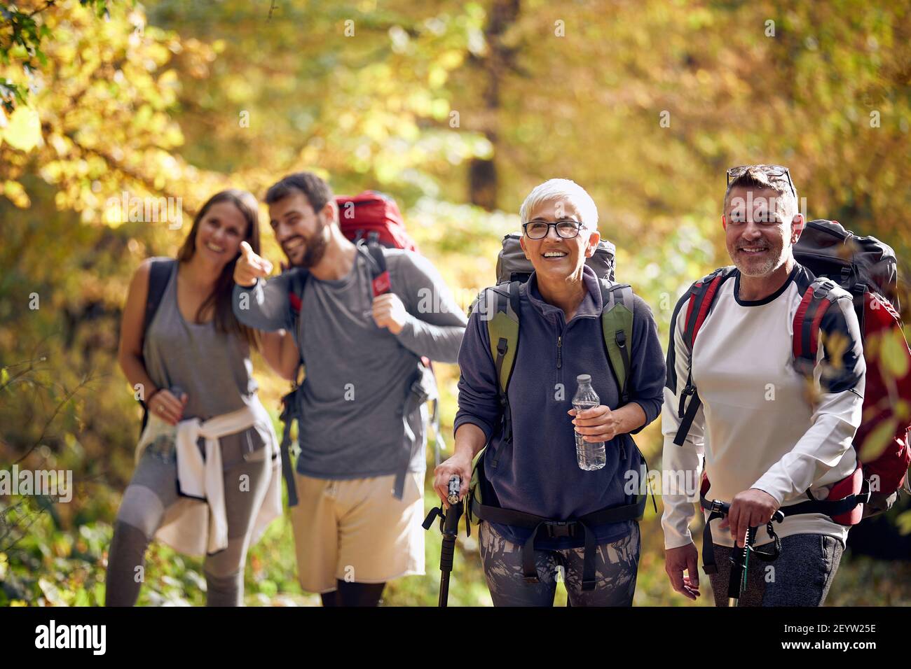 Glückliche Gruppe von Menschen Wandern im Herbst in der Natur Stockfoto