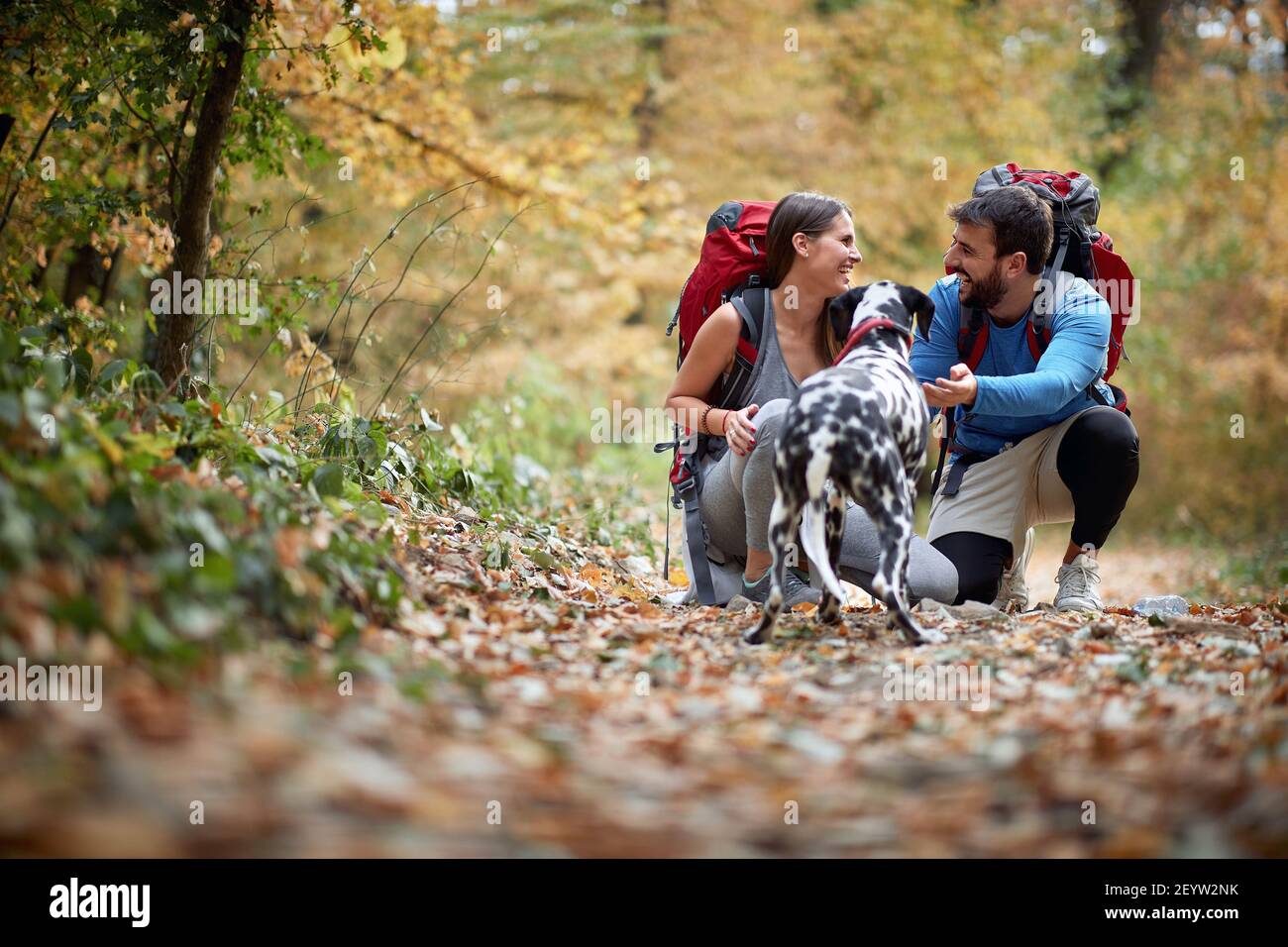 Junges Paar auf Wandern und genießen mit Hund Stockfoto