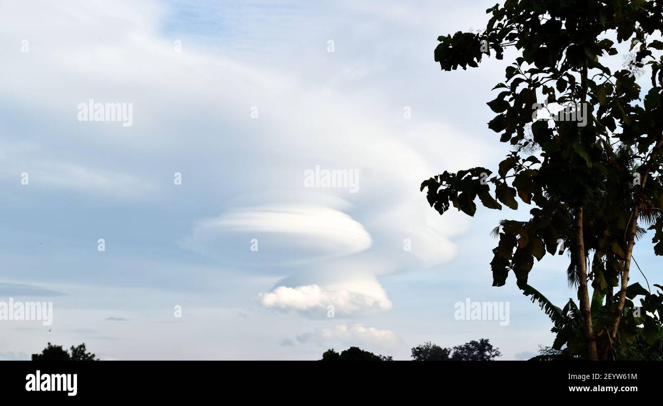 Linsenförmige Wolken am Morgen in Java, Indonesien Stockfoto