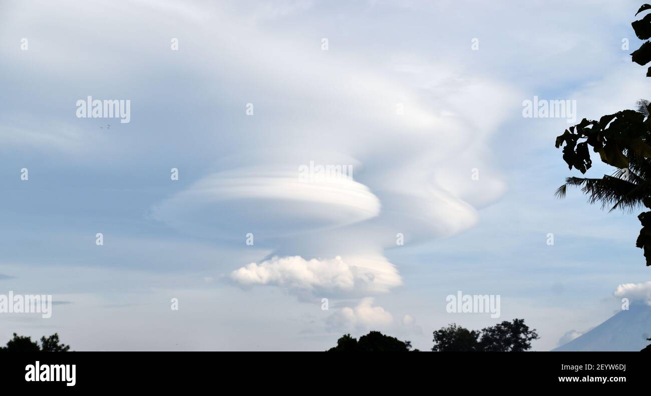 Linsenförmige Wolken am Morgen in Java, Indonesien Stockfoto