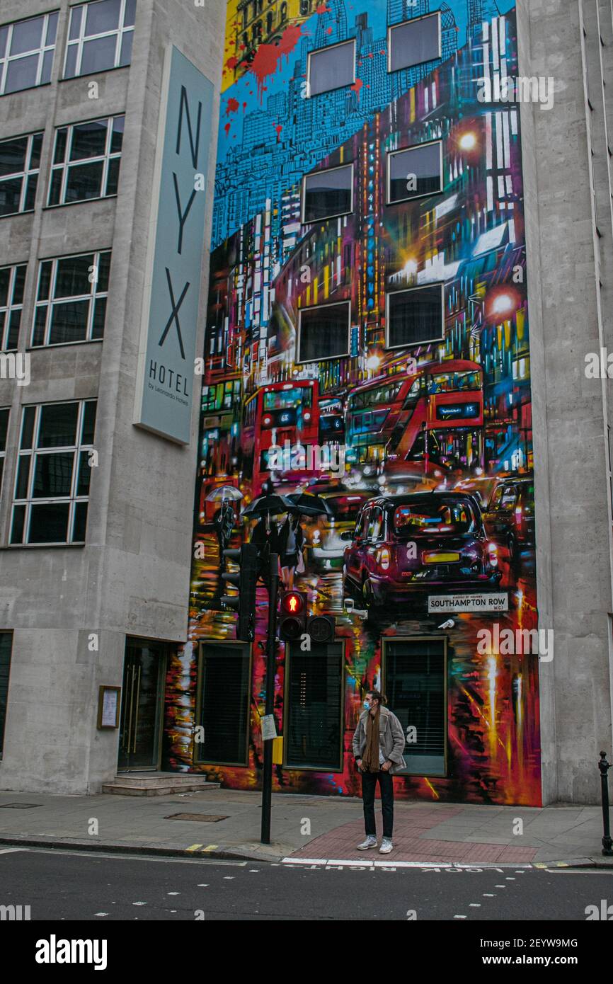 LONDON, Großbritannien, 6. März 2021. Ein großes farbenfrohes Wandgemälde des Straßenkünstlers Dan Kitchener ziert die Fassade des NYX Leonardo Hotels in London Credit amer ghazzal/Alamy Live News Stockfoto