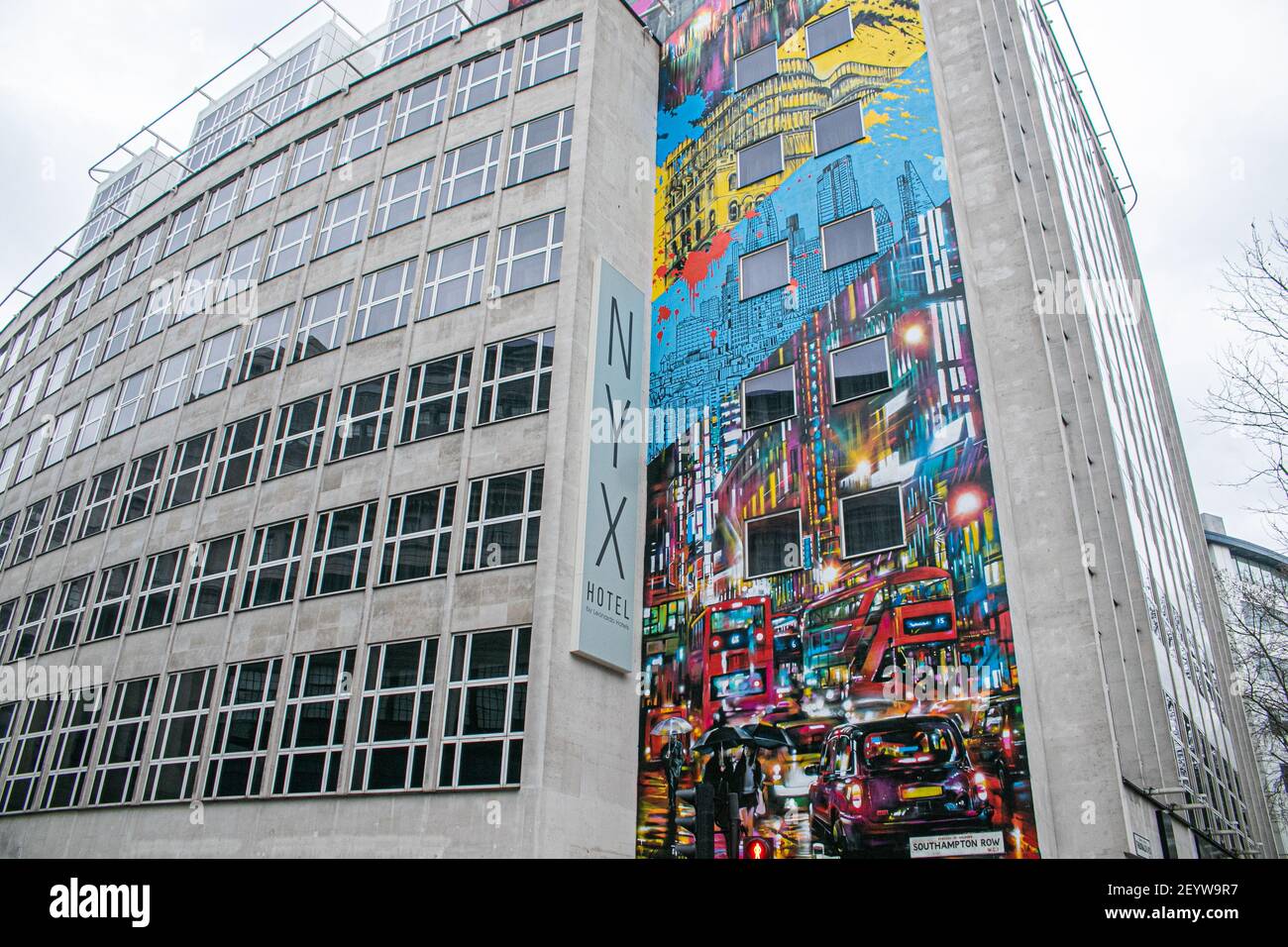 LONDON, Großbritannien, 6. März 2021. Ein großes farbenfrohes Wandgemälde des Straßenkünstlers Dan Kitchener ziert die Fassade des NYX Leonardo Hotels in London Credit amer ghazzal/Alamy Live News Stockfoto