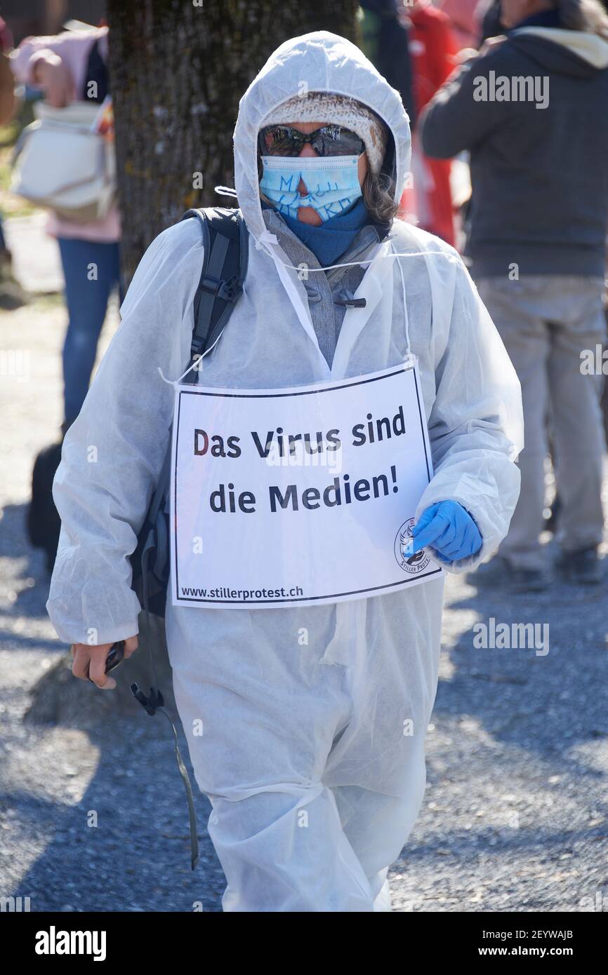 Chur, Schweiz. 6. März Teilnehmer mit transparent das Virus sind die Medien während der Demonstration gegen Corona Massnahmen in Chur. Stockfoto