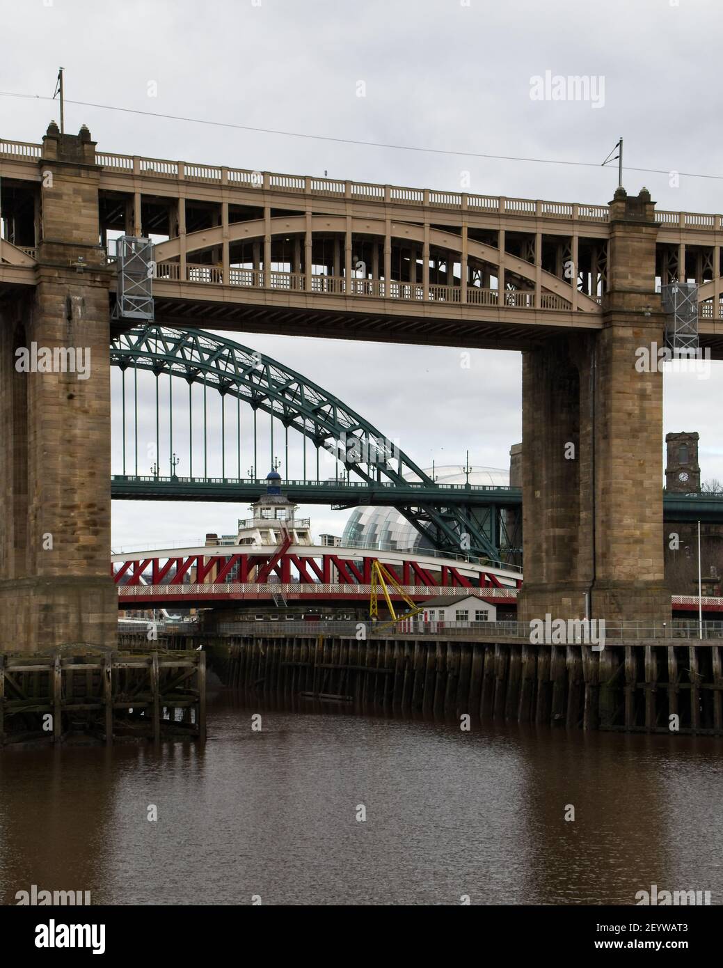 Die Hohe Brücke ist eine Straßen- und Eisenbahnbrücke überspannt den Fluss Tyne zwischen Newcastle upon Tyne und Gateshead in Nordost-england. Stockfoto