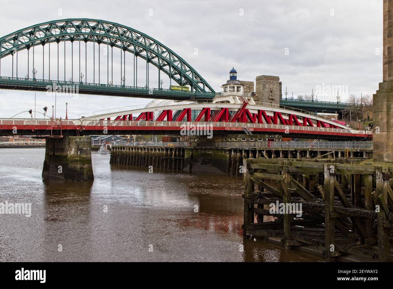 Die Swing und Tyne Brücken überspannen den Fluss Tyne Joing Newcastle und Gateshead in Nordostengland Stockfoto