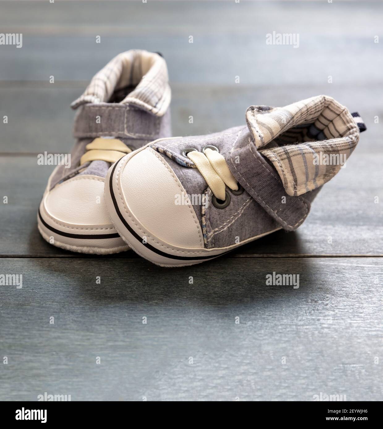 Baby junge weiche Schuhe auf blauem Holzboden. Kind Neugeborenen kleine  Größe blau Stiefelchen Nahaufnahme. Erste Schritte Stockfotografie - Alamy