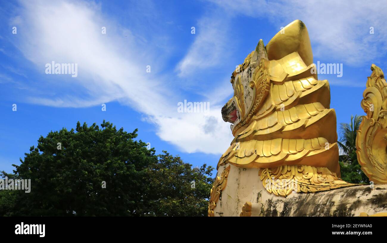Eine Chinthe, stilisierte riesige Leogryphe (löwenähnliche Kreatur), die den Eingang der Shwedagon Pagode, Yangon Myanmar bewacht Stockfoto Eine Chinthe, stilisierte riesige Leogryphe (löwenähnliche Kreatur), die den Eingang der Shwedagon Pagode, Yangon Myanmar bewacht Stockfoto