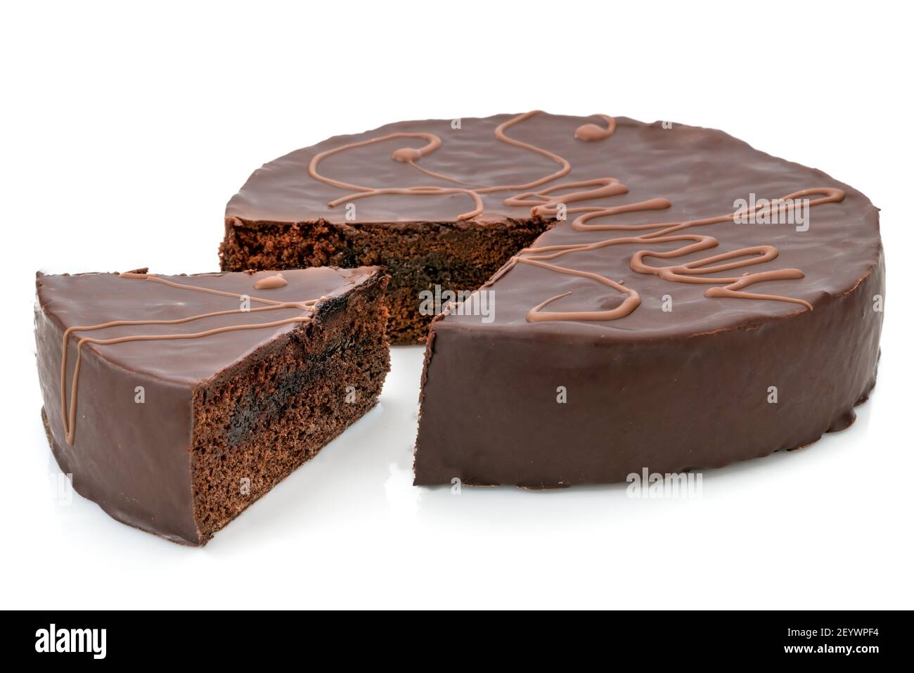Sachertorte, österreichischer Schokoladenkuchen mit Scheibe isoliert auf weißem Hintergrund Stockfoto