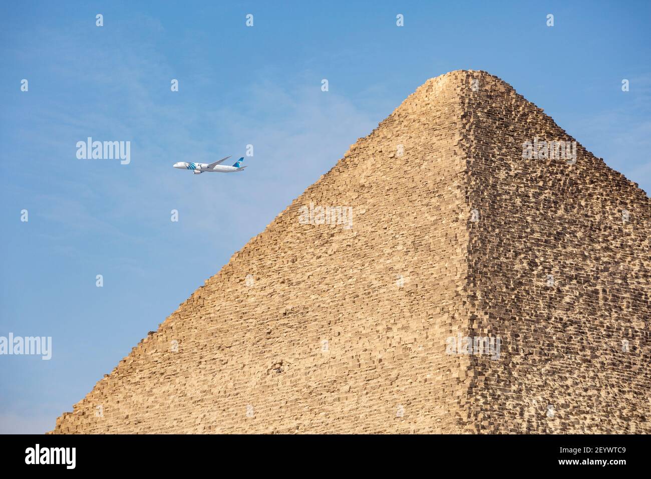 Blick auf ein Flugzeug hinter der Pyramide von Khufu, Gizeh Plateau, Groß-Kairo, Ägypten Stockfoto