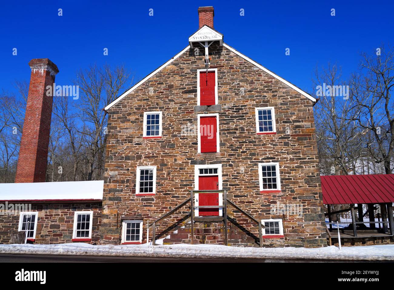 BUCKS COUNTY, PA –14 JUL 2020- Winterview der Stover-Myers Mill, eine historische rote Wassermühle in Bedminster Township, Bucks County, Pennsylvania Stockfoto