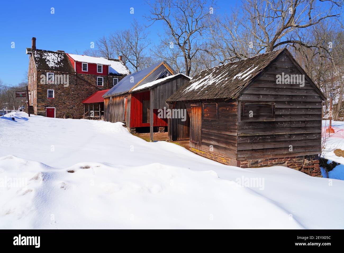 BUCKS COUNTY, PA –14 JUL 2020- Winterview der Stover-Myers Mill, eine historische rote Wassermühle in Bedminster Township, Bucks County, Pennsylvania Stockfoto